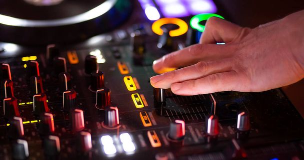 DJ spielt auf der Musikkonsole im Nachtclub - Foto, Bild