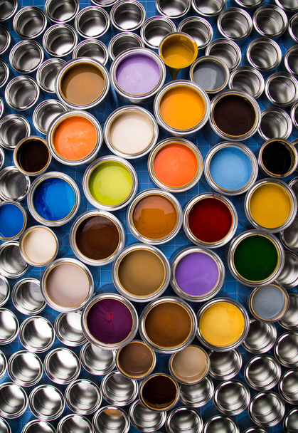 Fondo de latas multicolores de pintura - Foto, Imagen