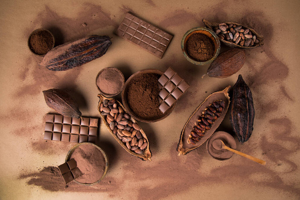 Какао стручок и шоколадный батончик и пищевой десерт фон - Фото, изображение