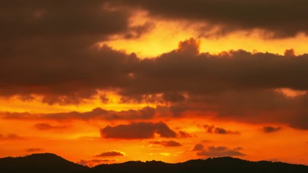 4K Time lapse of Majestic sunrise landscape Amazing light of nature cloudscape sky and Clouds moving away rolling 4k πολύχρωμη ανατολή φως δραματικά σύννεφα σε χρυσή ώρα Footage timelapse - Πλάνα, βίντεο