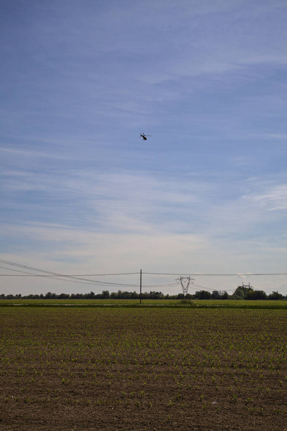 Campo arato con tralicci nella campagna italiana - Foto, immagini