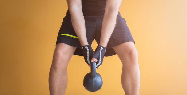 Foto stock de um homem irreconhecível exercitando com kettlebell - Foto, Imagem