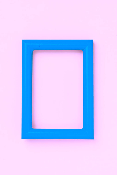Sininen valokuvakehys vaaleanpunaisella seinällä - Valokuva, kuva