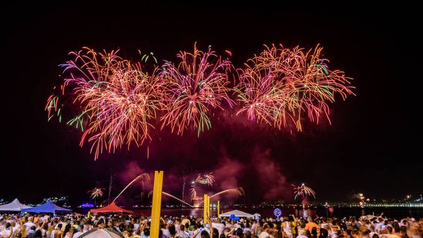 NITEROI, RIO DE JANEIRO, BRAZIL - JANUÁR 2020: Éjszakai képek szilveszteri (Rveillon) tűzijátékkal az égen. Az emberek figyelik a pirotechnikai ünnepség fényeit és színeit. - Fotó, kép