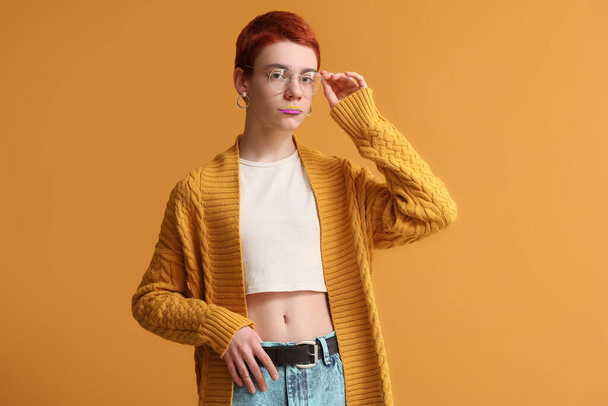 Nicht-binäre Teenager auf farbigem Hintergrund - Foto, Bild