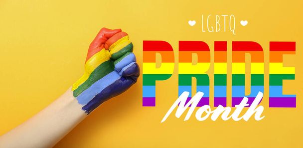 女性の手で描かれた虹とテキスト｜LGBT PRIDEヶ月の色の背景 - 写真・画像