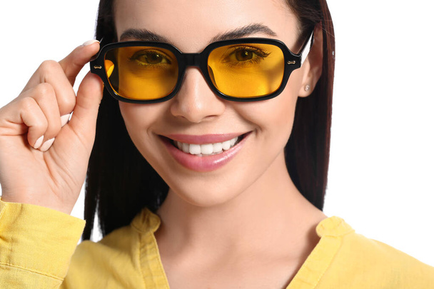 Красивая молодая женщина в стильных солнечных очках на белом фоне - Фото, изображение