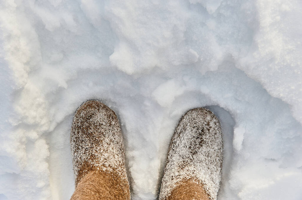 Rosyjskie buty w śniegu w chłodny zimowy dzień. - Zdjęcie, obraz