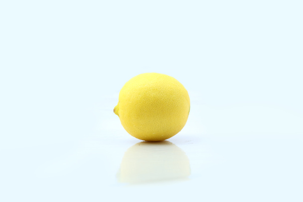 Un citron sur fond blanc - Photo, image