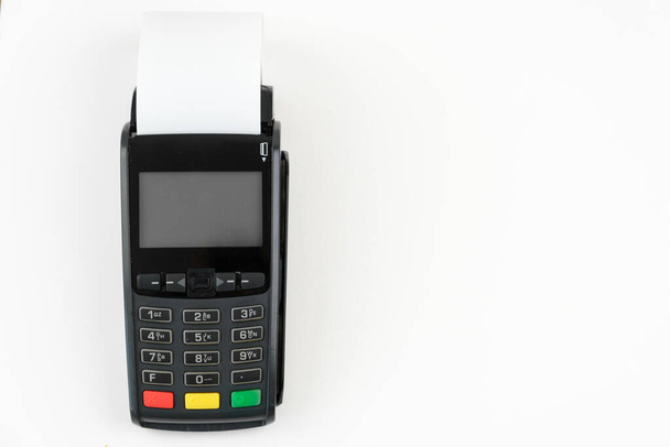 POS terminal de pagamento com uma fita de dinheiro rolo no fundo branco com espaço de cópia - Foto, Imagem