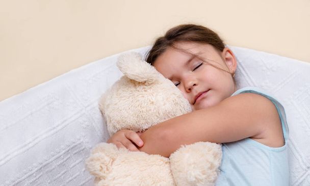 Schattig kind slapen met een speelgoed - Foto, afbeelding