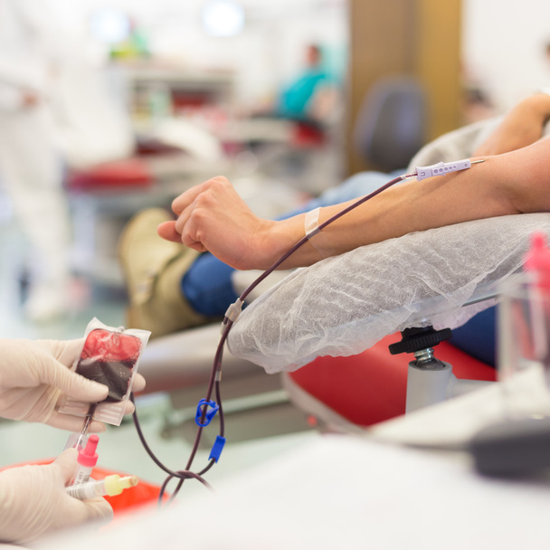 Медсестра и донор крови при сдаче
. - Фото, изображение