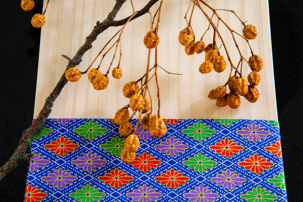 Fête chinoise, réunion de famille Fête de la mi-automne, coffret cadeau en bois rond exquis et arbre sec - Photo, image