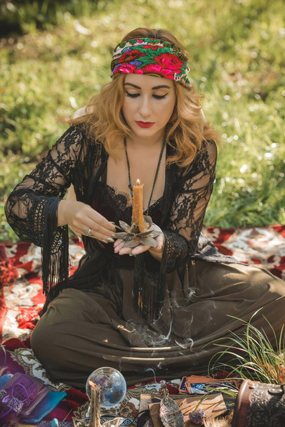 Gypsy soul... Boho γυναίκα με κάρτες Ταρώ, κεριά και μαγική μπάλα στο πεδίο, τρόπος ζωής, πρόβλεψη, ιδέες για κοστούμι στις Απόκριες - Φωτογραφία, εικόνα
