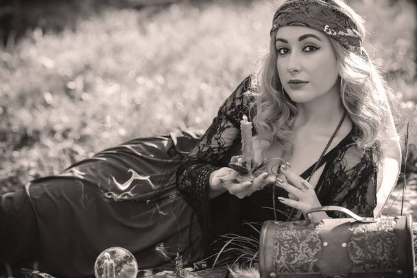 Циганська душа... Бохо жінка з картами Таро, свічки і магічний м'яч на полі, спосіб життя, прогнозування, ідеї костюму на Хелловін. - Фото, зображення