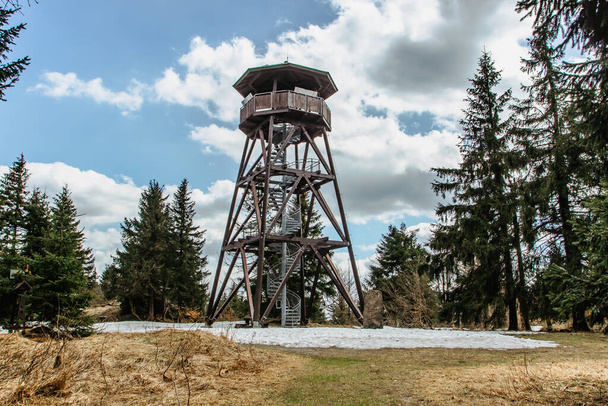 Der hölzerne Aussichtsturm Anna auf dem Anensky-Gipfel im Erzgebirge, Tschechien. Wendeltreppe des Aussichtsturms, Konstruktion mit Metallstufen und Eichenplattform.Tschechischer Touristenort - Foto, Bild