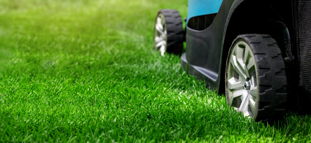 газонокосарка розрізає зелену траву. простір копіювання банера
 - Фото, зображення
