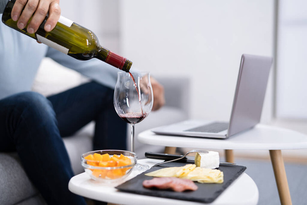 Cena virtual de degustación de vinos en línea utilizando el ordenador portátil - Foto, imagen