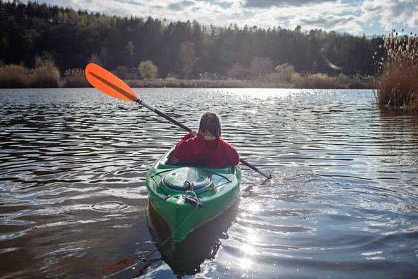 Feliz niña preadolescente kayak en el río, remo en la mano, la actividad del campamento de verano, el deporte extremo - Foto, Imagen