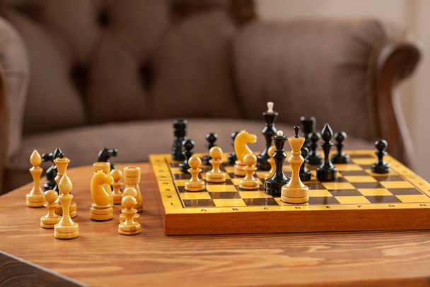 Drewniane figury szachowe na planszy, na stole vintage, selektywne ustawianie ostrości. - Zdjęcie, obraz