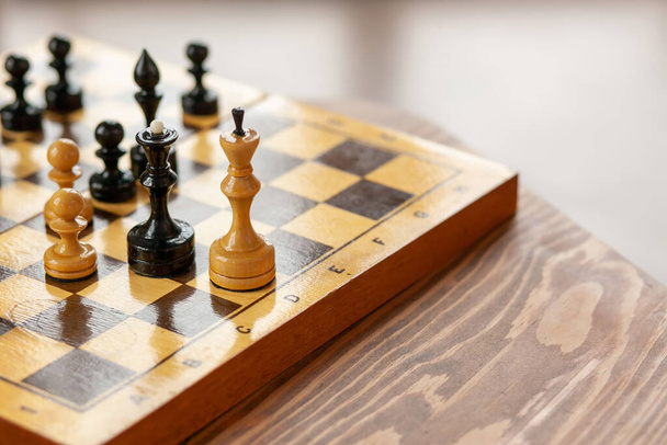 Ξύλινα πιόνια σκακιού σε επιτραπέζιο παιχνίδι, σε vintage τραπέζι, επιλεκτική εστίαση. - Φωτογραφία, εικόνα
