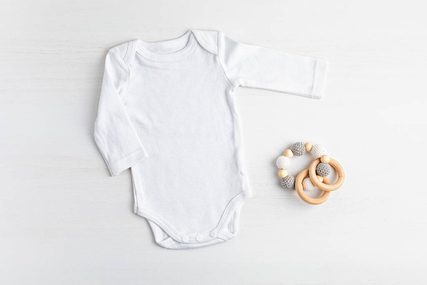 Attrappe eines weißen Baby-Body aus Bio-Baumwolle mit umweltfreundlichem Babyzubehör - Foto, Bild