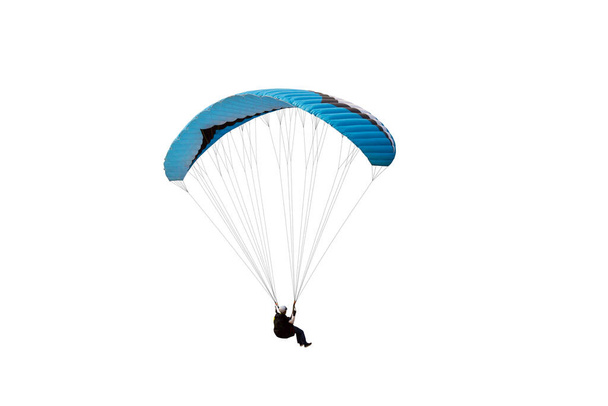 El deportista volando en un parapente. Hermoso parapente en vuelo sobre fondo blanco aislado.  - Foto, imagen