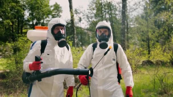 Epidemiólogos masculinos en trajes de protección posan para cámara - Metraje, vídeo