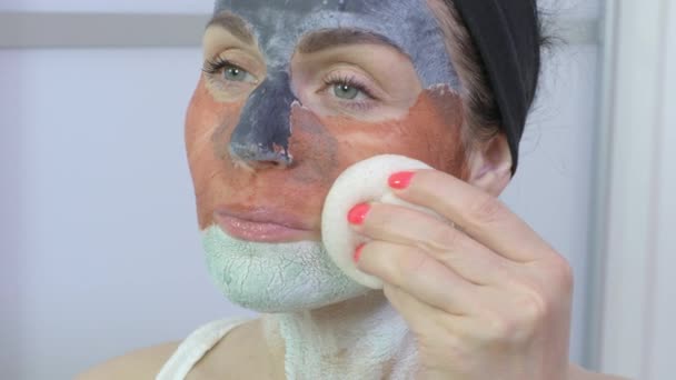 Mulher remover a casca fora máscara facial para uma pele saudável e clara - Filmagem, Vídeo