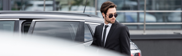 bearded businessman in suit and sunglasses on parking, banner - Foto, afbeelding