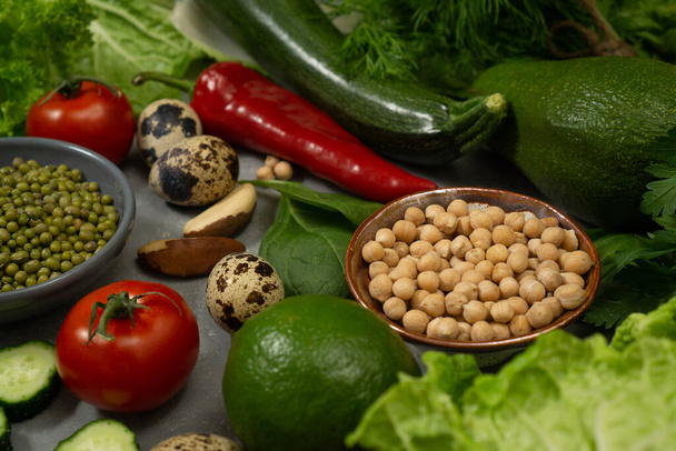 Sağlıklı beslenmek için avokado, nohut, fındık ve otlu taze sağlıklı sebzeler. Lifli ve sebze proteinleriyle dengeli bir diyet. - Fotoğraf, Görsel