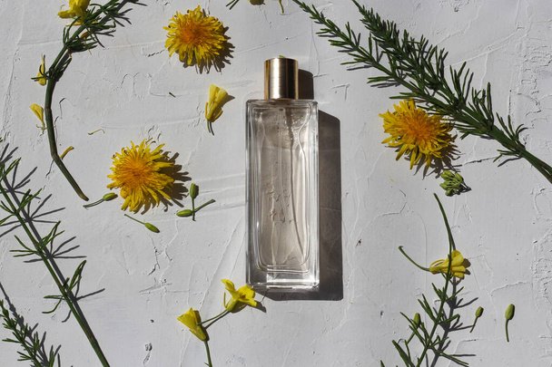 immagine orizzontale di una bottiglia di profumo su sfondo bianco strutturato - Foto, immagini