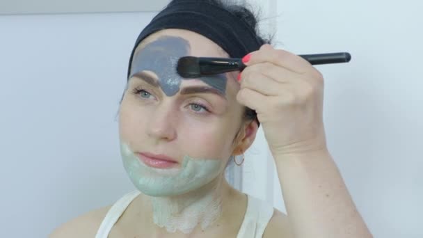 Mulher aplicar máscara facial com escova - Filmagem, Vídeo