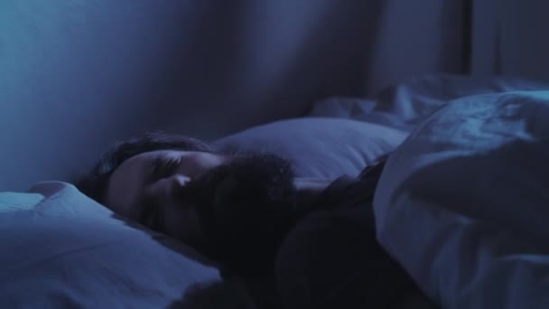 Schlafstörung in der Nacht Terror störte Mann im Bett - Filmmaterial, Video