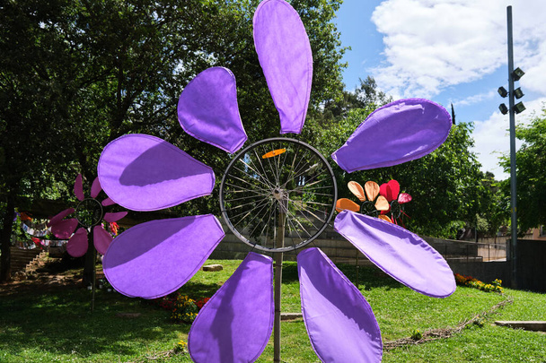 Girona çiçek festivali, temps de un girona, catalunya. Çiçek gibi süslenmiş bisiklet tekerleği. - Fotoğraf, Görsel