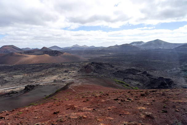 Timanfaya Ulusal Parkı 'nın eşsiz volkanik manzaraları. Lanzarote, Kanarya Adaları - Fotoğraf, Görsel