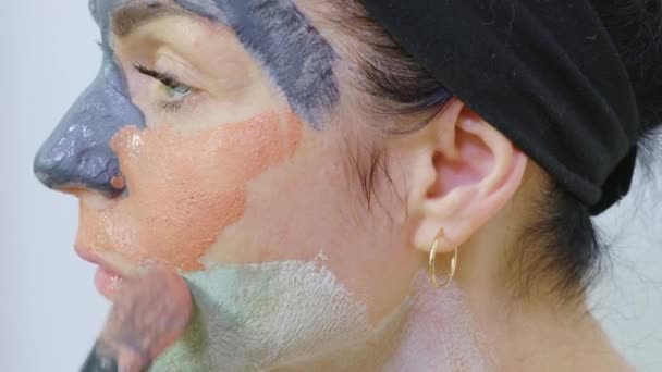 Mulher com máscara de barro facial colorido em casa - Filmagem, Vídeo