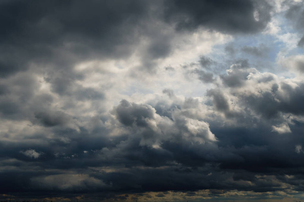 mooie donkere dramatische hemel met stormachtige wolken voor de regen - Foto, afbeelding
