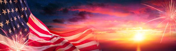 Amerikaanse vlaggen bij zonsondergang met vuurwerk - Abstract Defocused Composition - Foto, afbeelding