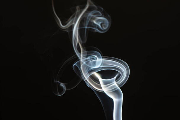 Movimiento borroso de humo sobre fondo negro - Foto, Imagen