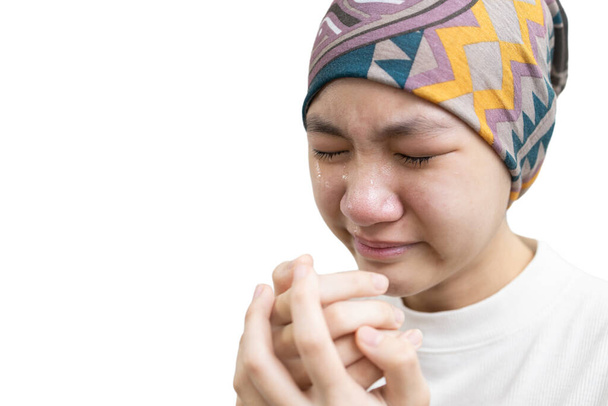 Asiatisches Kindermädchen bedeckt ihren Kopf mit einem Tuch, Frau an akuter Leukämie erkrankt, Depressive gestresste Patientin weint müde und hat Schmerzen durch Krebs-Chemotherapie - Foto, Bild