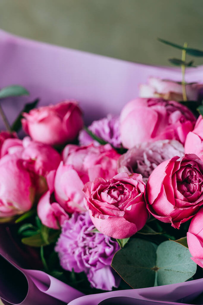 heller Strauß aus rosa Pfingstrosen, Rosen und Nelken in verschiedenen Nuancen. Sommer-Hintergrund - Foto, Bild