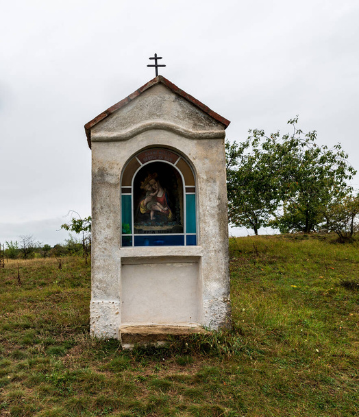Pequena capela de pedra com pintura de Virgem Maria com Jesus Cristo perto de Havranicke vresoviste no Parque Nacional Podyji na República Checa - Foto, Imagem