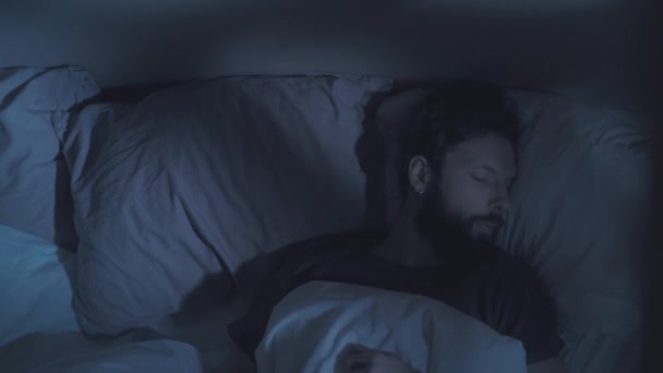 bad dream night terror scared man nightmare in bed - Filmagem, Vídeo