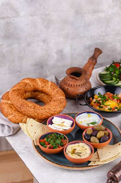 Petit déjeuner turc traditionnel avec meze et simit - Photo, image