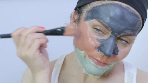 Mulher feliz com máscara facial colorida e escova - Filmagem, Vídeo