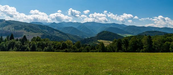 Вид на горный хребет Мала-Фатра с холма Медоу ниже Жемчуга в горах Кисуцка Врховина над деревней Лутице в Словакии - Фото, изображение