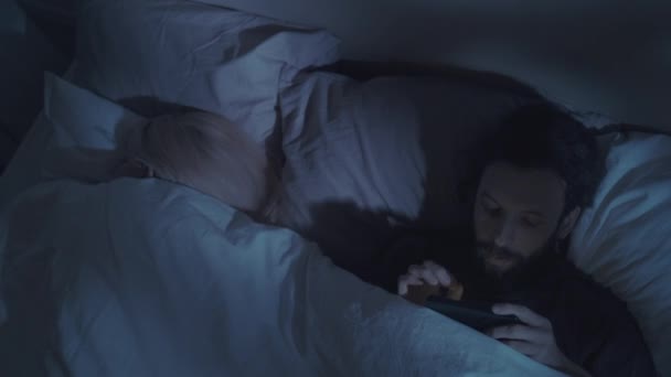 internet betrayal night husband hiding phone bed - Séquence, vidéo