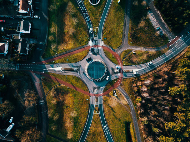 Vista aérea del dron de arriba hacia abajo sobre la rotonda en los Países Bajos - Foto, Imagen