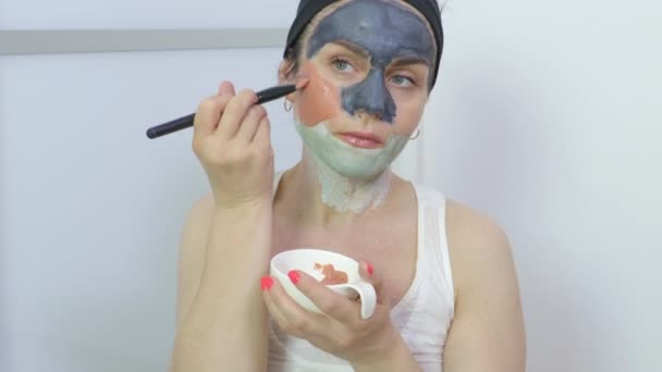 Nő alkalmazó három különböző arc maszkok ecset - Felvétel, videó